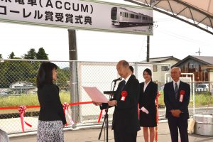 須田会長から阪本執行役員大宮支社長に表彰状贈呈