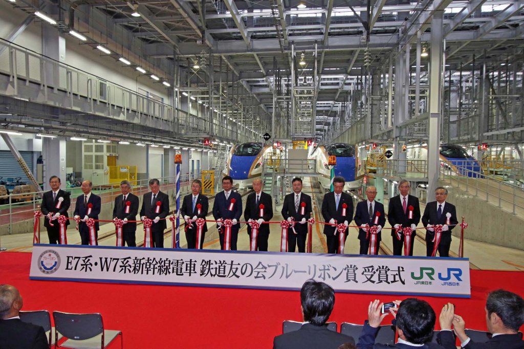 須田会長、東日本旅客鉄道冨田哲郎代表取締役社長、西日本旅客鉄道真鍋精志代表取締役社長ほか、関係各位によるテープカット