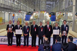 E7系・W7系の前で贈呈式後の記念撮影