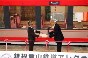 須田会長から府川取締役社長に表彰を状贈呈