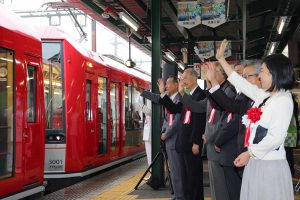 参列者一同で3000形の発車を見送り