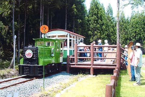 列車に乗り込む参加者