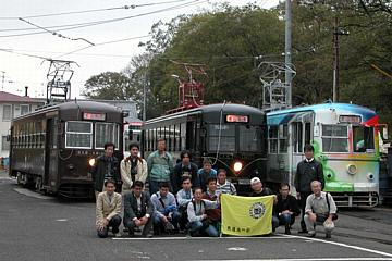 3007号「KURO」の前で記念撮影