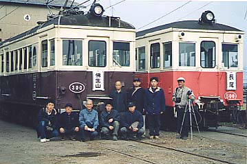 旧様式の方向板を掲げる300・500形
