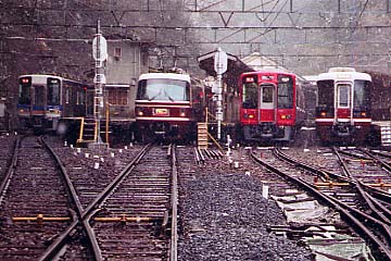 右から2本目が新車2300系試乗車