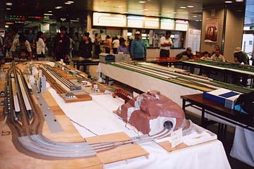 瓦町駅コンコース