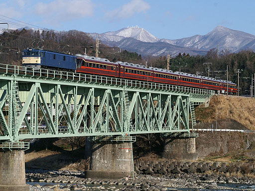快晴の大正橋を渡る「ゆとり」の団体臨時列車