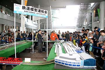 多数の見物客で賑わう運転会