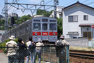 地下トンネルに進入する8500系