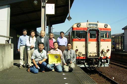 内子駅にてキハ65の前で記念撮影