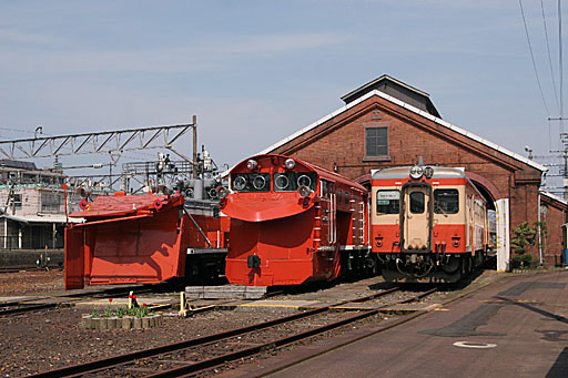 DD16とキハ52