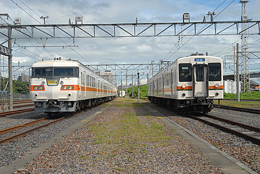 大垣車両区に並ぶ117系S16編成と119系R6編成
