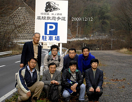 遊歩道の駐車場前
