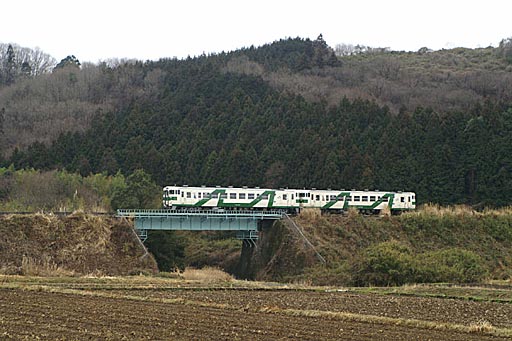 今回は滝駅の上り方の築堤で撮影