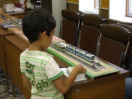 模型電車と来場者