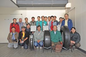 地下鉄で使用しているタイヤサンプルの前で集合写真　撮影：下田　晃市